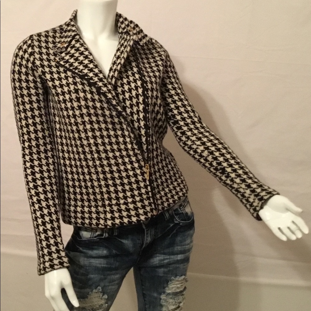 Woman’s zipper  sweater